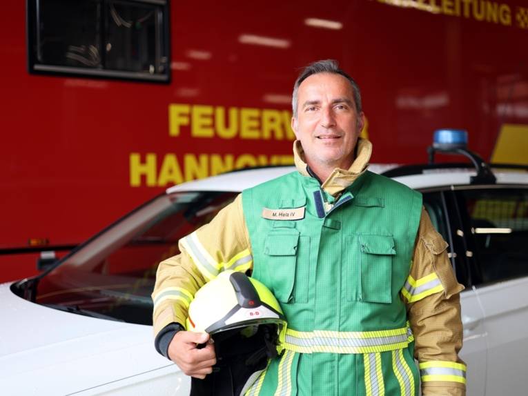 Pressesprecher vor Auto