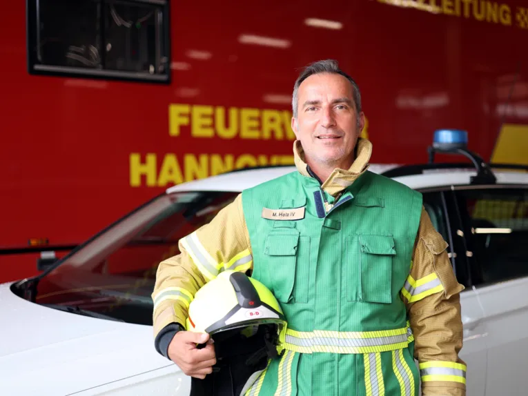 Pressesprecher vor Auto