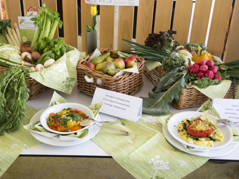 Gemüse in Körben, Teller mit Gemüsegerichten