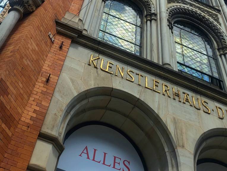 Ein Gebäude von außen.