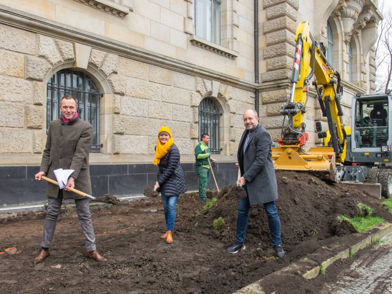 Drei Personen mit Schaufeln beim Graben.