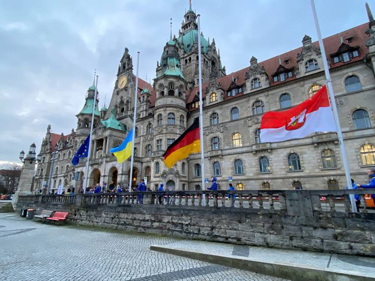 Die hannöversche, die deutsche, die europäische und die ukrainische Flagge vor dem Neuen Rathaus in Hannover.