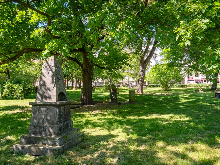 Ein grüner Friedhof.