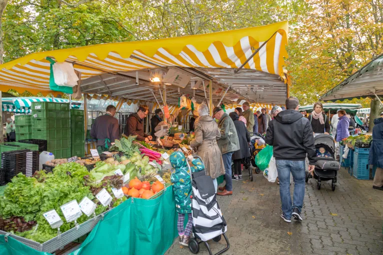 Menschen unterschiedlichen Alters auf dem Wochenmarkt in der S&uuml;dstadt.