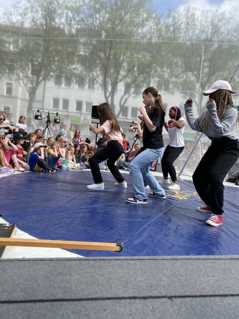 Die Mädchen der Streetdancegruppe "Top Secret" aus dem Jugendzentrum Döhren tanzen.