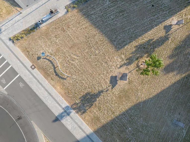 Straße und trockene Grünfläche aus der Vogelperspektive