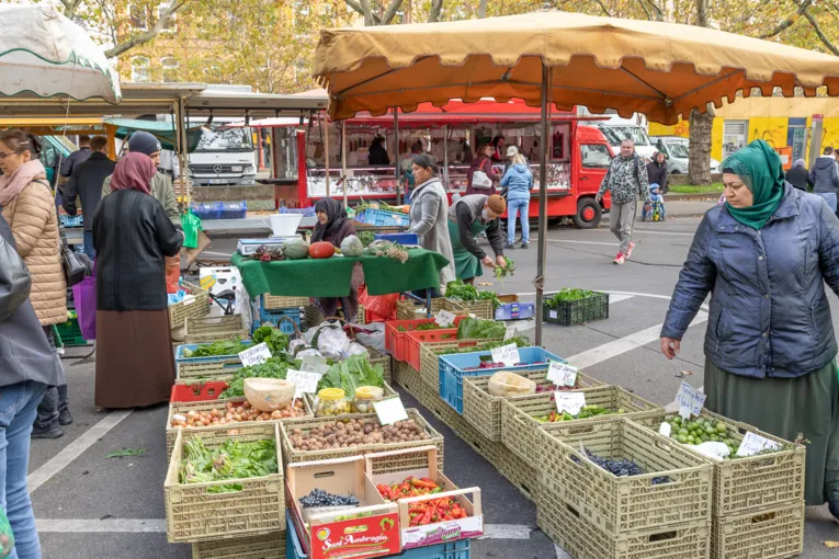 Gem&uuml;sestand auf dem Wochenmarkt Mitte.