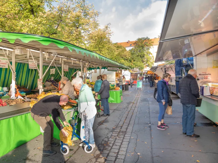 Menschen unterschiedlichen Alters erledigen ihre Eink&auml;ufe auf dem Wochenmarkt Schaperplatz.
