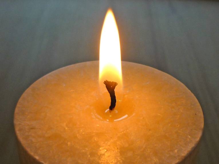 Eine angezündete Kerze