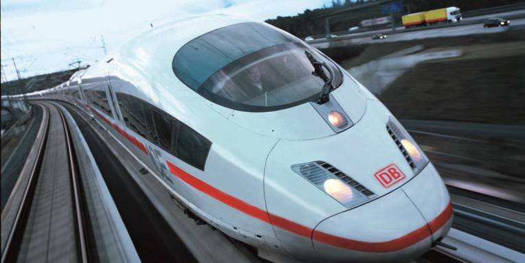 Ein einfahrender Zug der Deutschen Bahn
