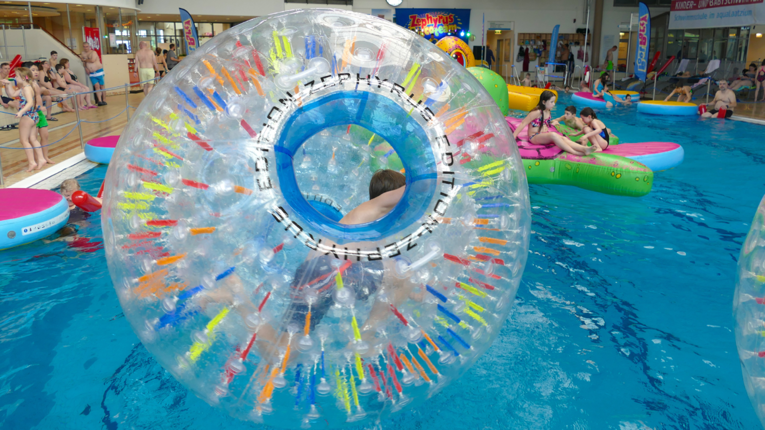 Water-Globe im Hallenbad