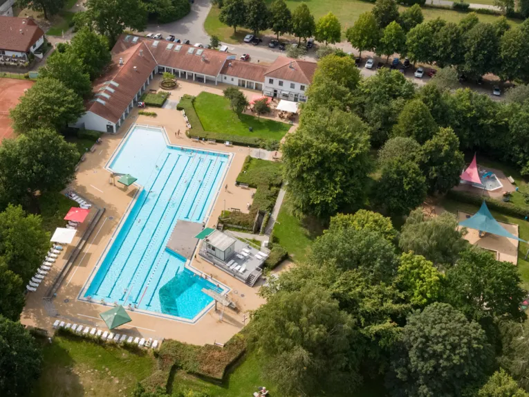 Luftbild des Freibades Gro&szlig;burgwedel