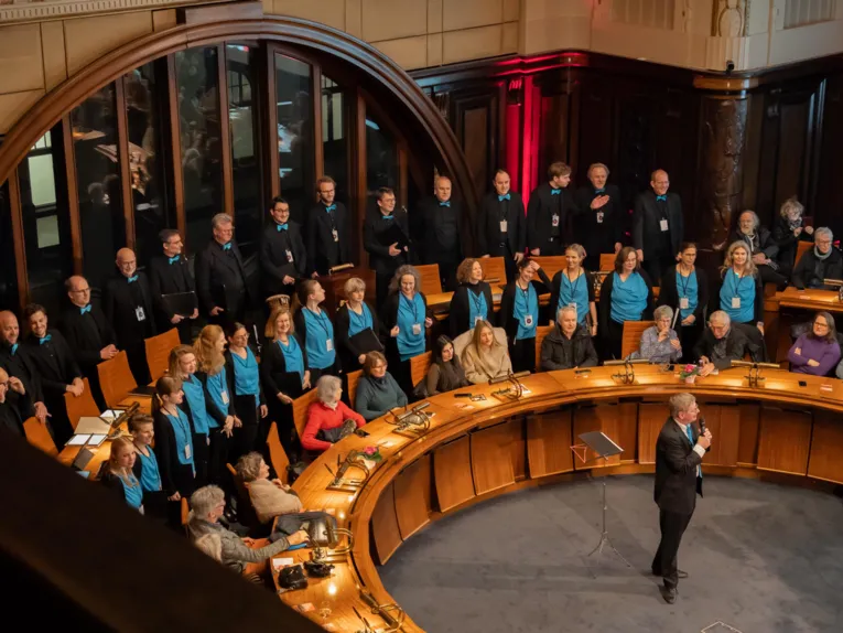 Ein Chor in einem Saal.