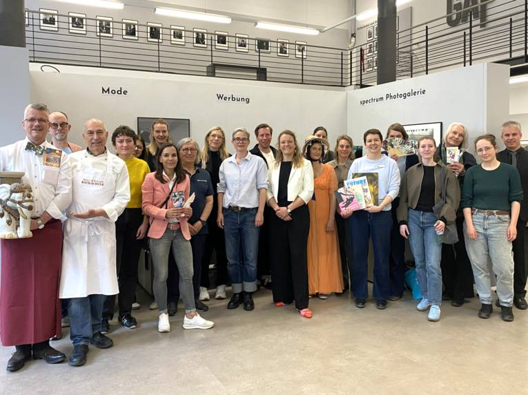Im Rahmen eines Pressetermins informierten die Verantwortlichen über die Organisation des Abends und das Programm. Auf dem Foto: Bildungs- und Kulturdezernentin Eva Bender, Petar Beres, Vorstandsmitglied im Verein zur Förderung der Fotografie e.V., Brigitta Muntendorf, Intendantin der KunstFestSpiele Herrenhausen, sowie Vertreter*innen der beteiligten Institutionen.