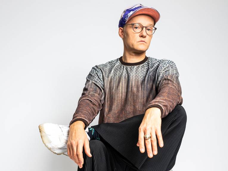 Der Musiker und Autor PeterLicht sitzt auf einem Stuhl