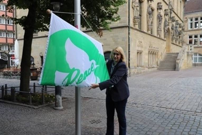 Osnabrücks Oberbürgermeisterin Katharina Pötter hisst die Flagge der Mayors of Peace am Osnabrücker Markt.