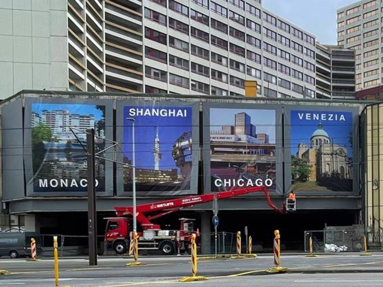 Großformatige Poster mit Städtemotiven hängen am Ihmezentrum