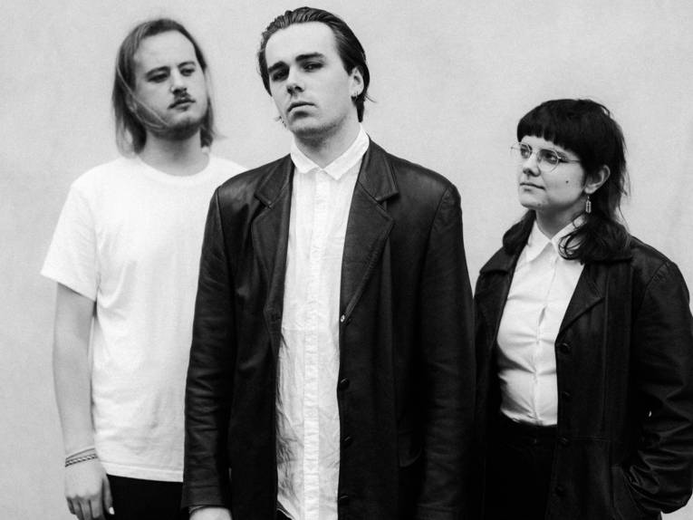 Die Musikerin und zwei Musiker der Band.