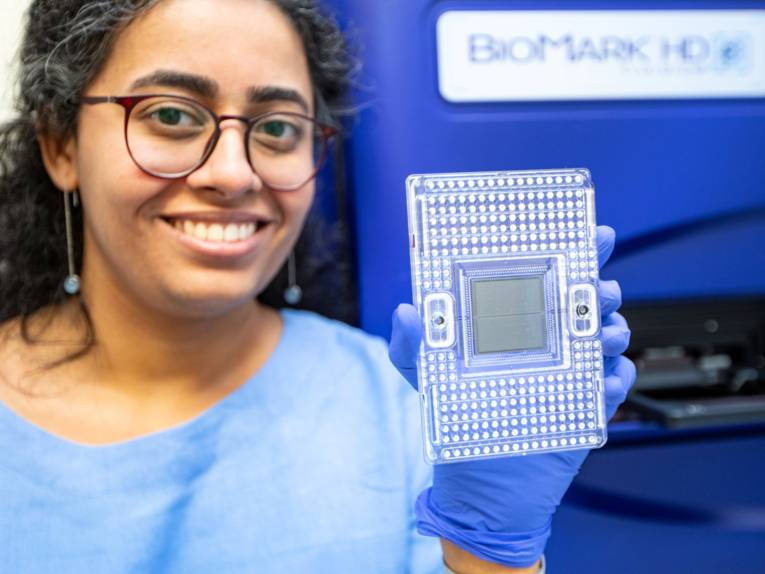 Frau in einer Forschungsumgebung