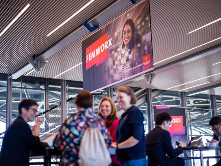 Menschen in Messehalle