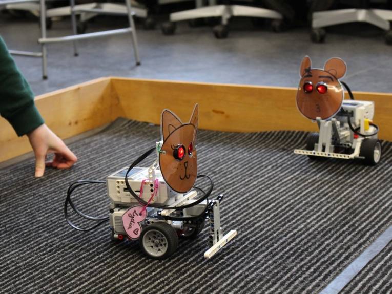 Zwei rollende Roboter