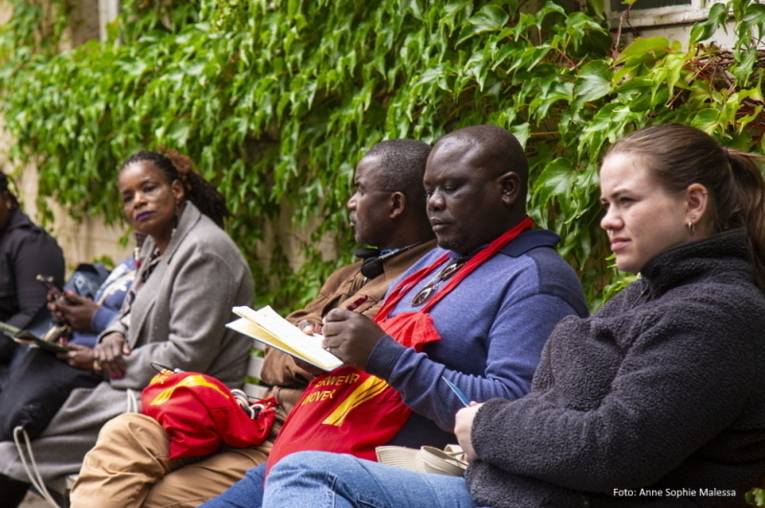 Klimarundgang durch die Innenstadt mit Pause vor begrünter Fassade