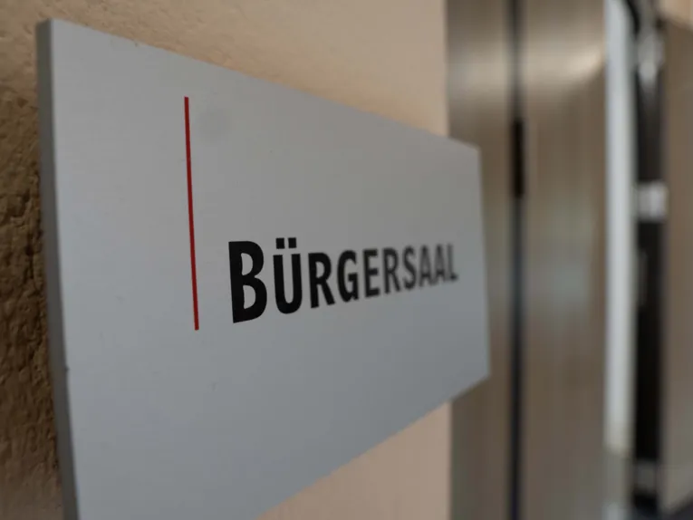 Ein Türschild, auf dem "Bürgersaal" steht.