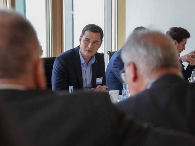 Mehrere Personen bei einem Pressegespräch.