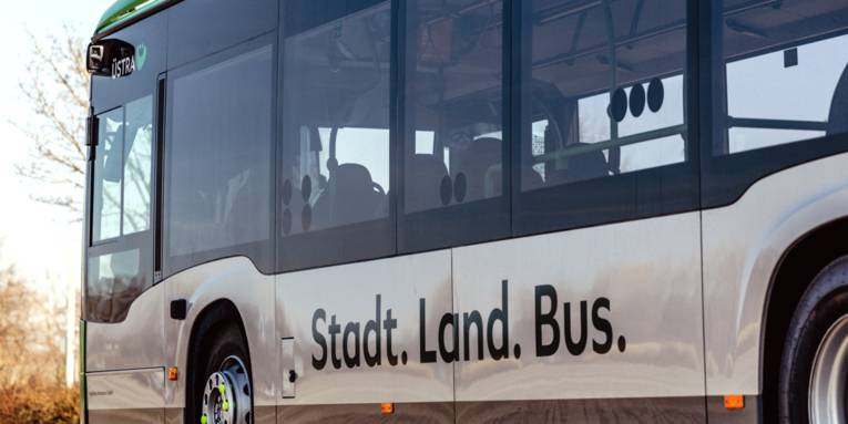 Bus der &uuml;stra mit den Worten "Stadt. Land. Bus." auf der linken Seite.