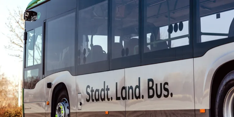 Bus der &uuml;stra mit den Worten "Stadt. Land. Bus." auf der linken Seite.