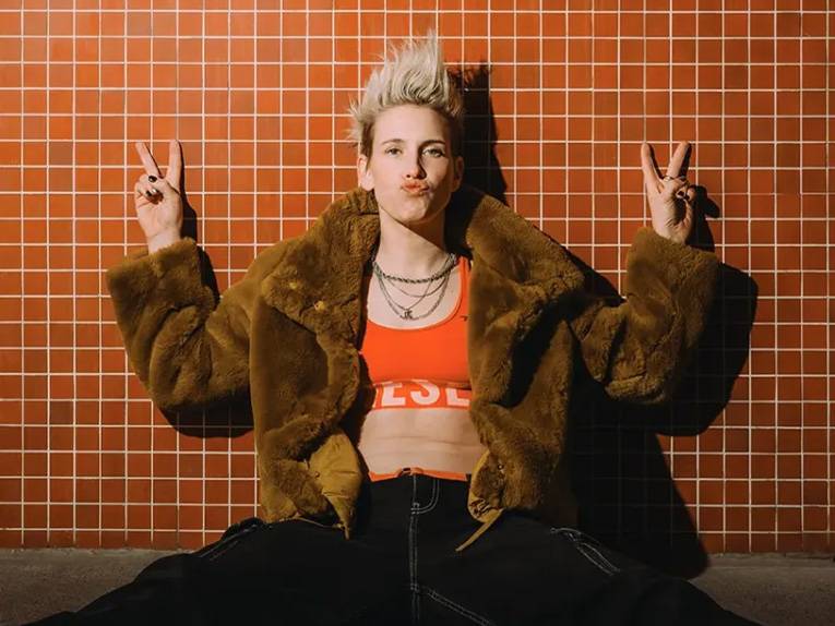 Die Sängerin „Deine Cousine“