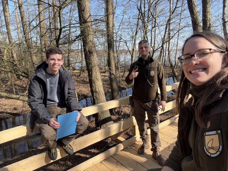 Drei junge Menschen im Naturpark Steinhuder Meer