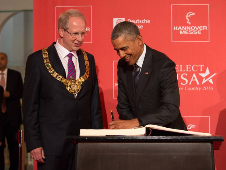 Unter den Augen von Oberbürgermeister Stefan Schostok trägt sich US-Präsident Barack Obama ins Goldene Buch der Stadt ein