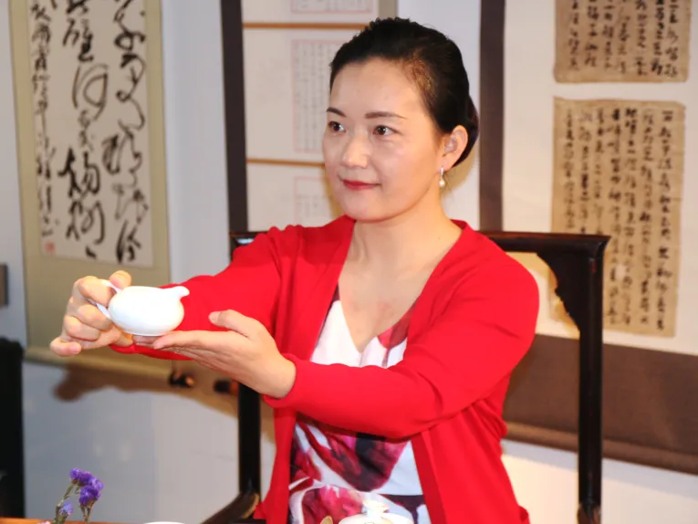 Eine Frau führt eine chinesische Teezeremonie durch.