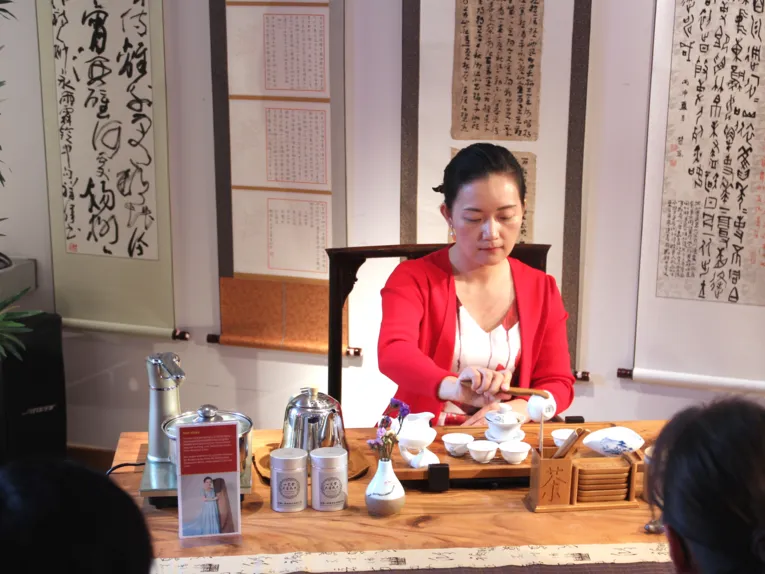 Eine Frau führt eine chinesische Teezeremonie durch.