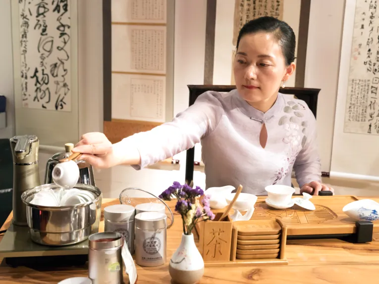 Eine Frau führt eine chinesische Teezeremonie durch.