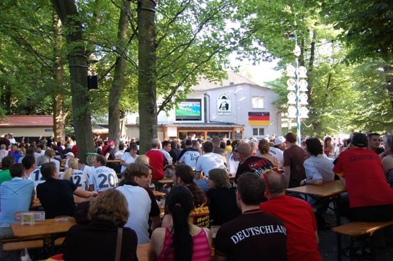 Biergarten Waterloo_Gäste während eines Fußballspiels