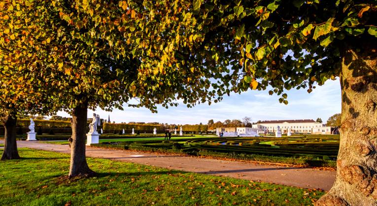 Großer Garten mit Schloss im Herbst