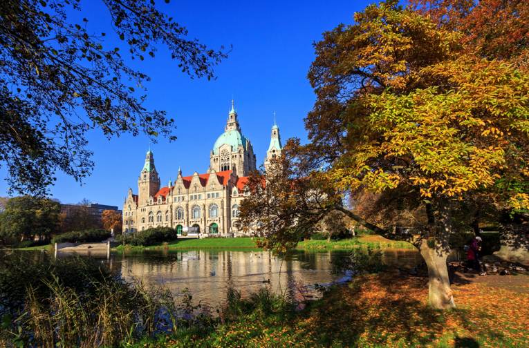 Herbstlicher Maschpark mit Neuem Rathaus