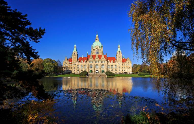 Neues Rathaus im Herbst mit Maschteich