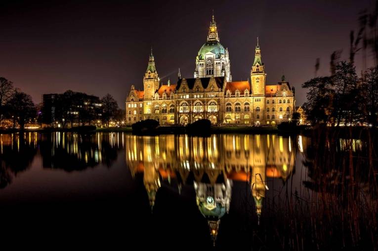 Neues Rathaus beleuchtet