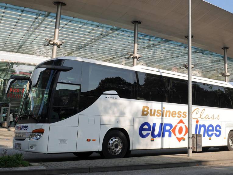 Bus an einer Haltestelle. 