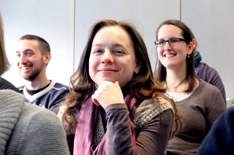 Beim Doktorandentag arbeiten Studierende wie Daniel Samaga, Maria Bychkova und Anna Wolf (v. l.) gemeinsam an ihren Themen. 