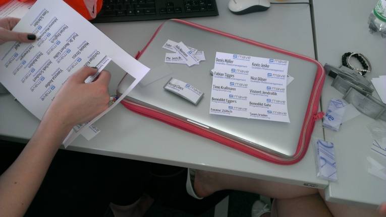 Die Gruppen bastelt für den großen Tag fleißig Namensschilder.