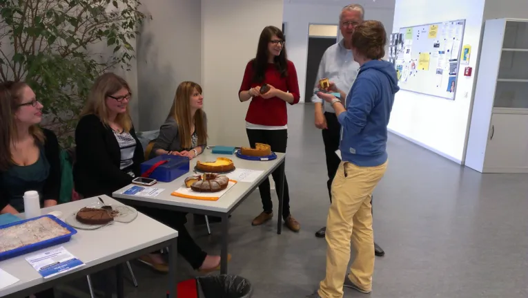 Es gibt Kuchen! Nicht nur für den Kopf ist gesorgt. Die Gruppe mITwirken hat fleißig gebacken.