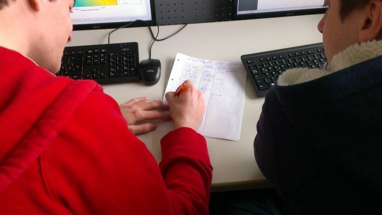 Team mITwirken bei der Arbeit. Auch der Kuchen- und Getränkeverkauf muss organisiert werden.