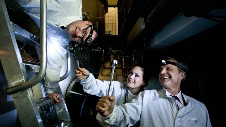 Im Universum herrscht Stille, denn im Raum können sich Schallwellen nicht entwickeln oder ausbreiten. So war und ist vom Urknall nichts zu hören. Oder doch? Bereits 1916 berichtete A. Einstein von Kräuselungen der Raumzeit, den Gravitationswellen.