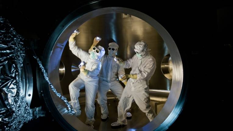 Gravitationswellen entstehen, wenn sich große Massen schnell bewegen – beispielsweise bei Sternenexplosionen, bei einander umkreisenden Schwarzen Löchern und beim Urknall. Gewissermaßen sind Sie der Klang des Universums. 