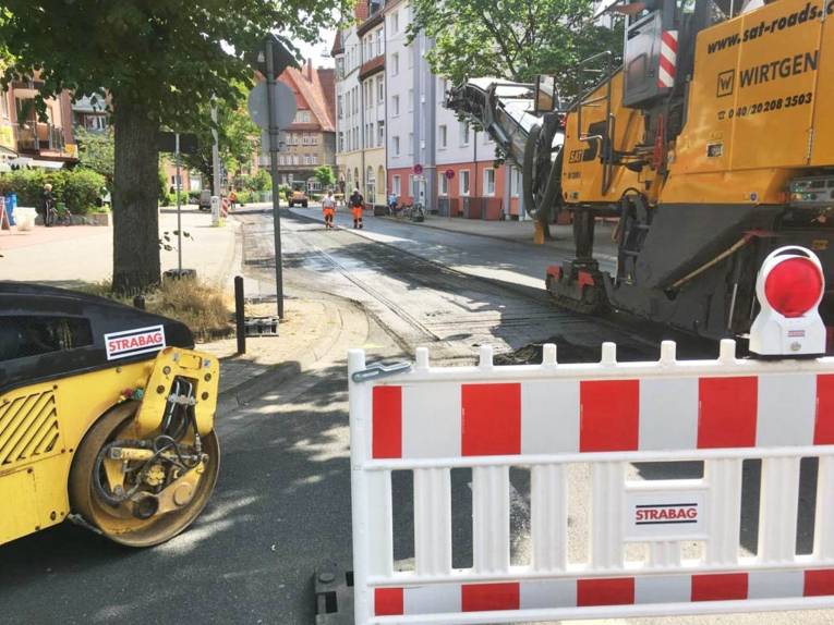 Baumaschinen auf einer Straße. 