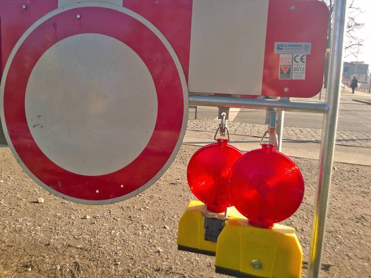 Verkehrsbarke mit dem Verkehrsschild "Durchfahrt verboten"